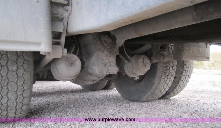 image for item 3020 1993 International 9400 feed truck