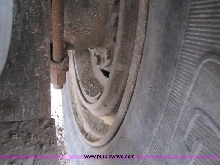 image for item 3020 1993 International 9400 feed truck