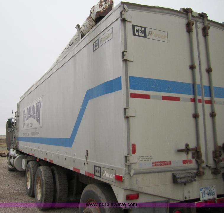 image for item 3020 1993 International 9400 feed truck