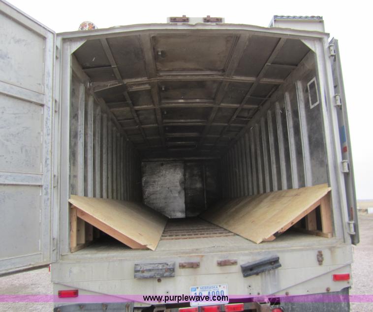 image for item 3020 1993 International 9400 feed truck