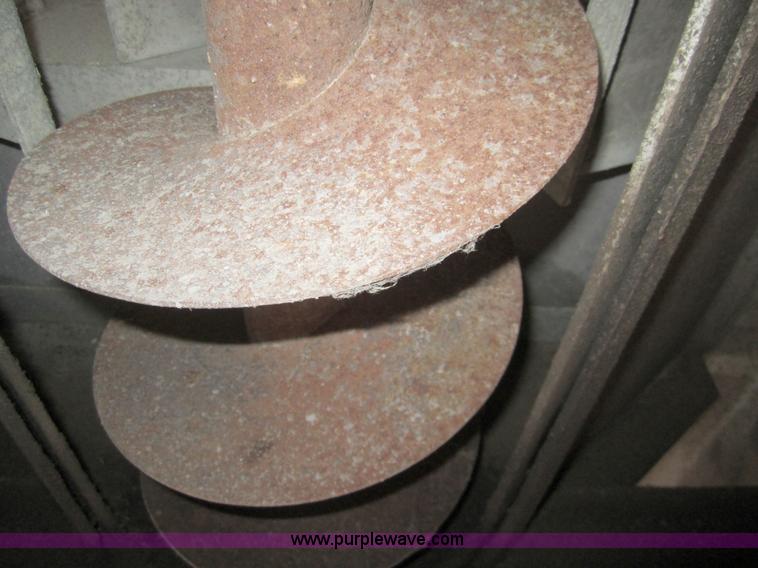 image for item 3020 1993 International 9400 feed truck