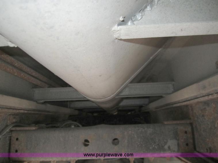 image for item 3020 1993 International 9400 feed truck