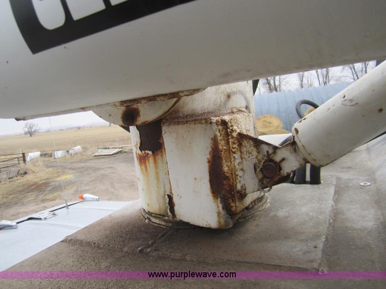 image for item 3020 1993 International 9400 feed truck