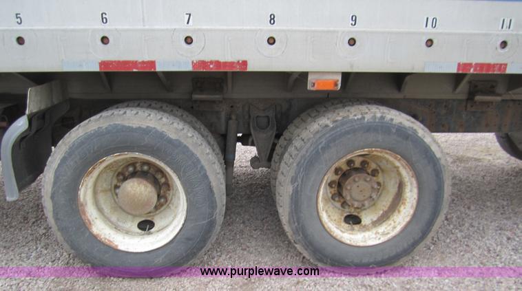 image for item 3020 1993 International 9400 feed truck