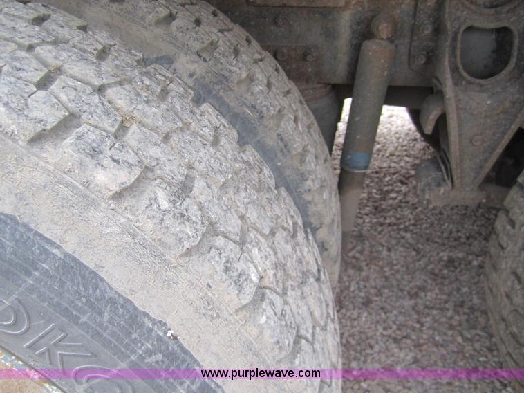 image for item 3020 1993 International 9400 feed truck