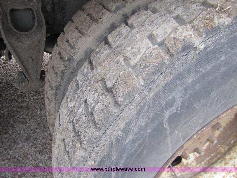 image for item 3020 1993 International 9400 feed truck