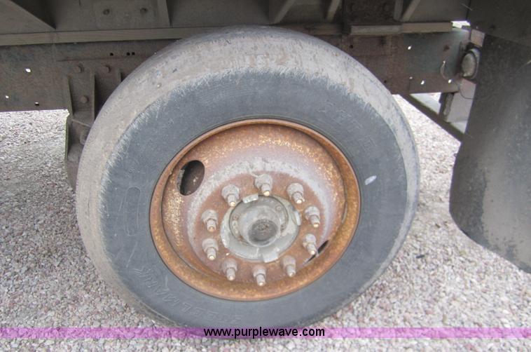 image for item 3020 1993 International 9400 feed truck