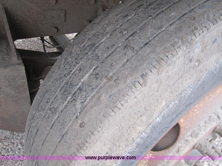 image for item 3020 1993 International 9400 feed truck