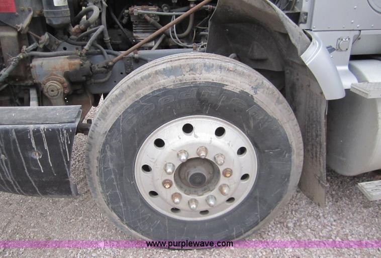 image for item 3020 1993 International 9400 feed truck