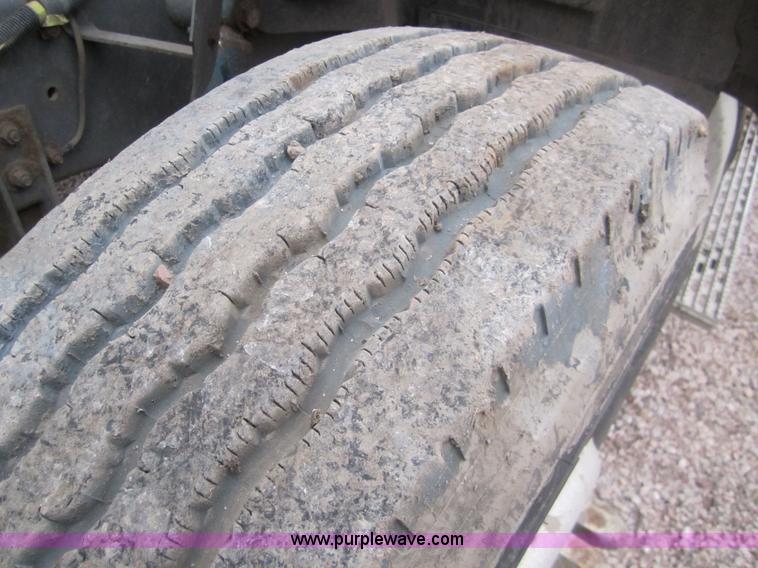 image for item 3020 1993 International 9400 feed truck