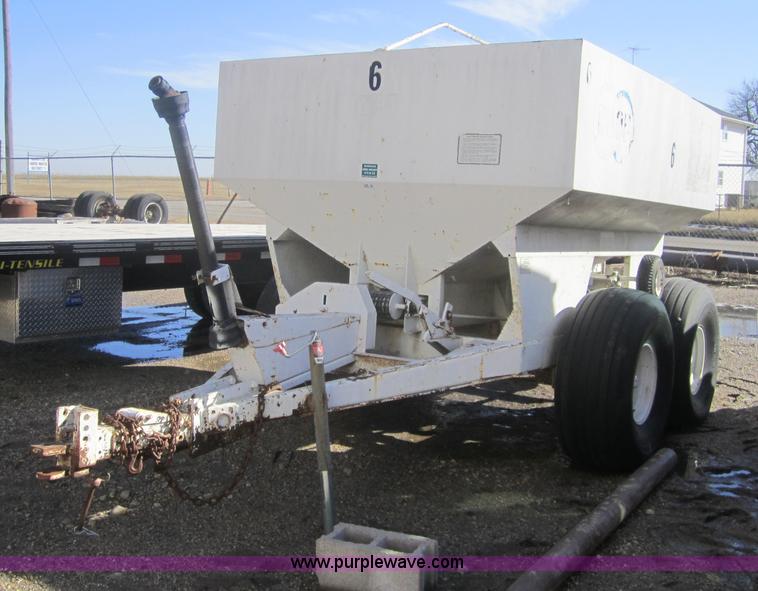 Dry box fertilizer spreader in Walton, KS Item 3188 sold Purple Wave