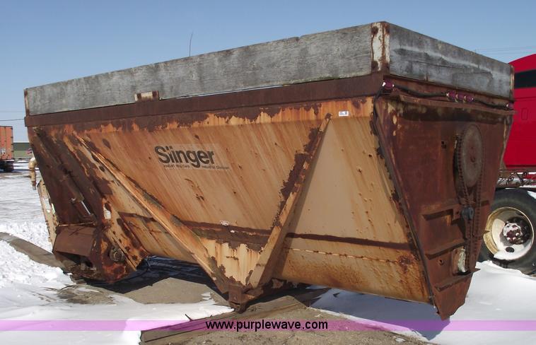 image for item 5467 Night Slinger 725 manure spreader