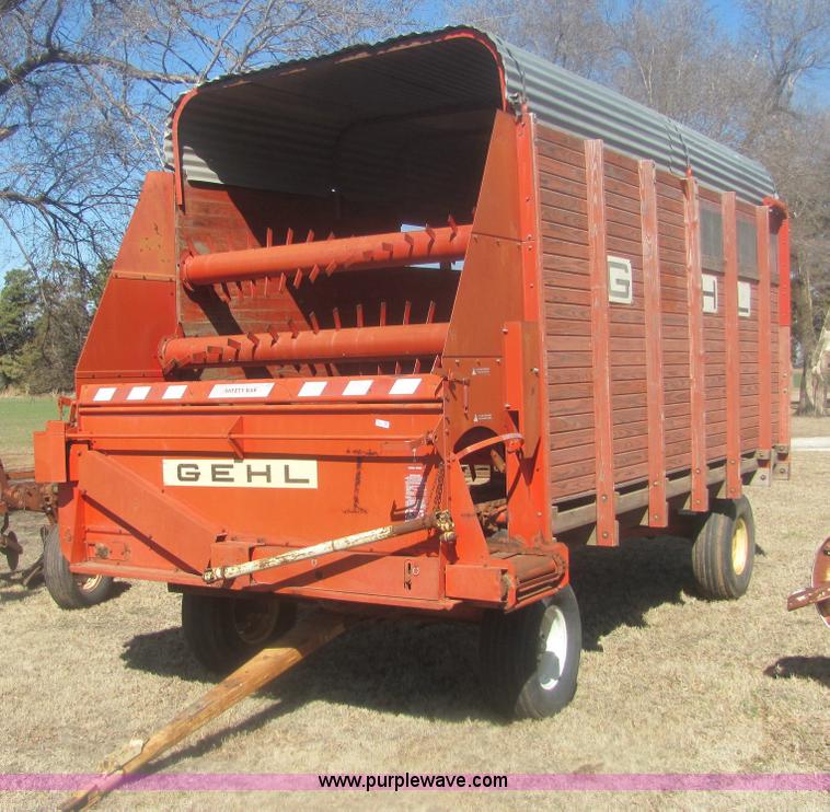 image for item 6921 Gehl BU910 silage wagon