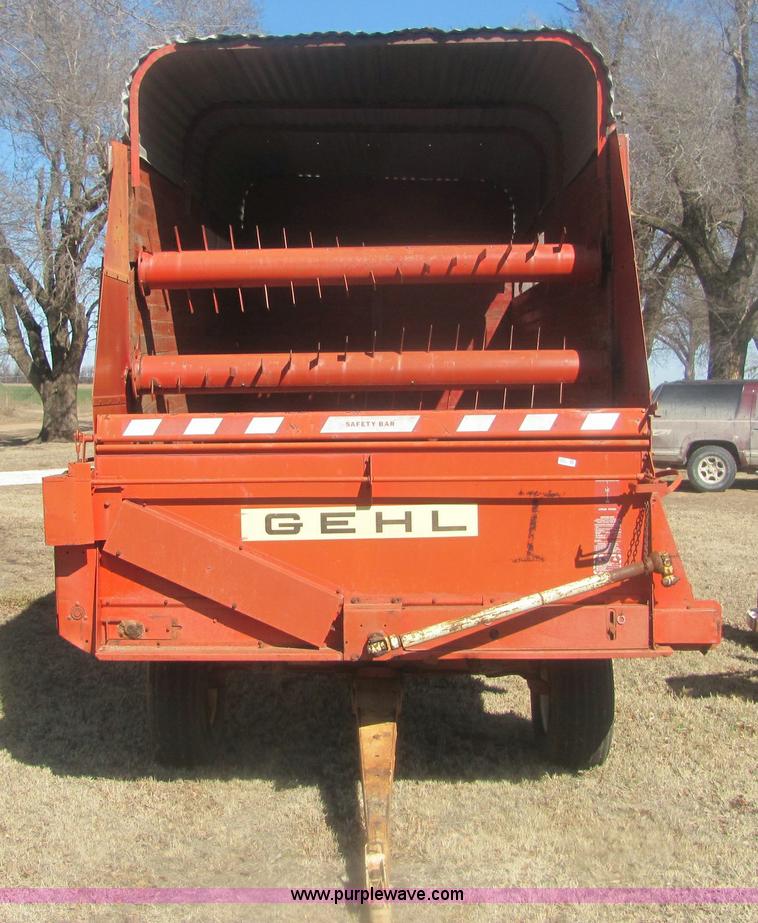 image for item 6921 Gehl BU910 silage wagon