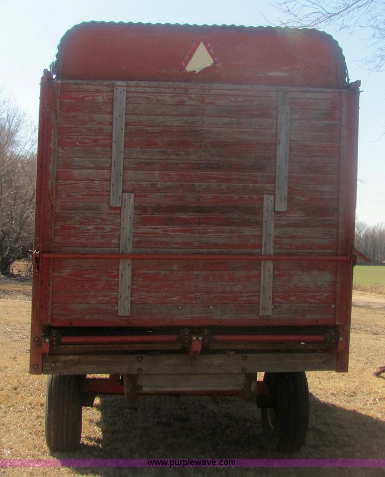 image for item 6921 Gehl BU910 silage wagon