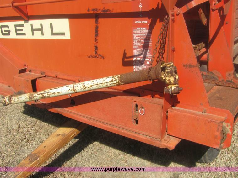 image for item 6921 Gehl BU910 silage wagon