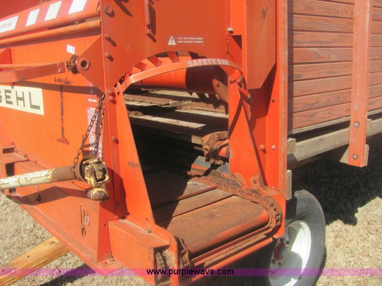 image for item 6921 Gehl BU910 silage wagon