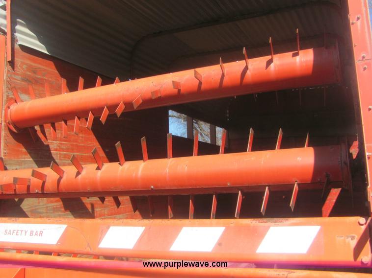 image for item 6921 Gehl BU910 silage wagon