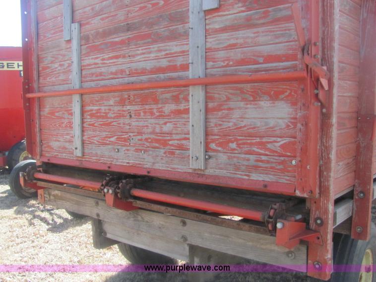 image for item 6921 Gehl BU910 silage wagon