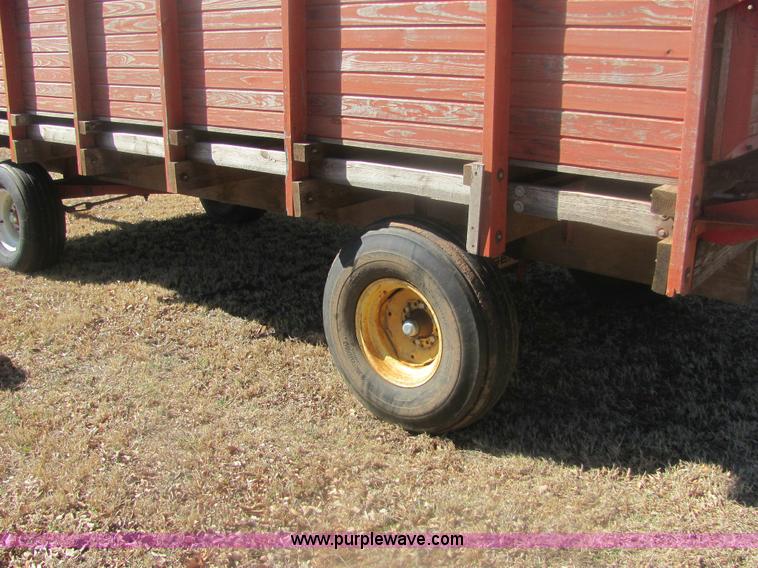 image for item 6921 Gehl BU910 silage wagon