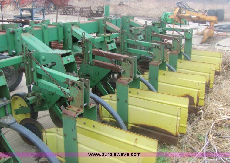 image for item 6958 John Deere 885 six row no-till cultivator