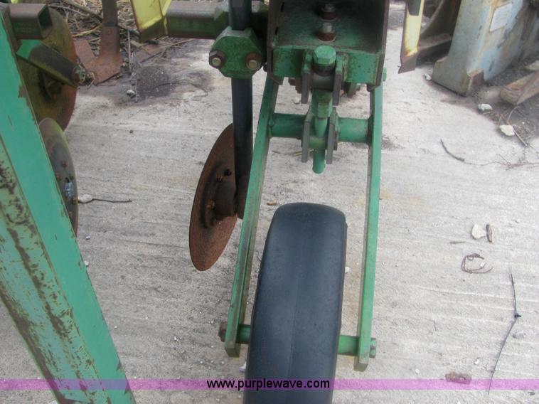 image for item 6958 John Deere 885 six row no-till cultivator