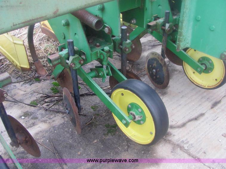 image for item 6958 John Deere 885 six row no-till cultivator