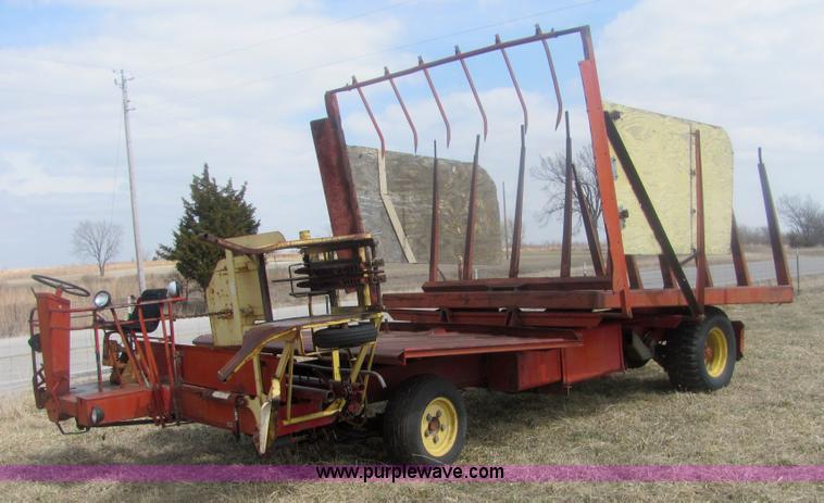 image for item 6983 New Holland 1047 self propelled small square stacker