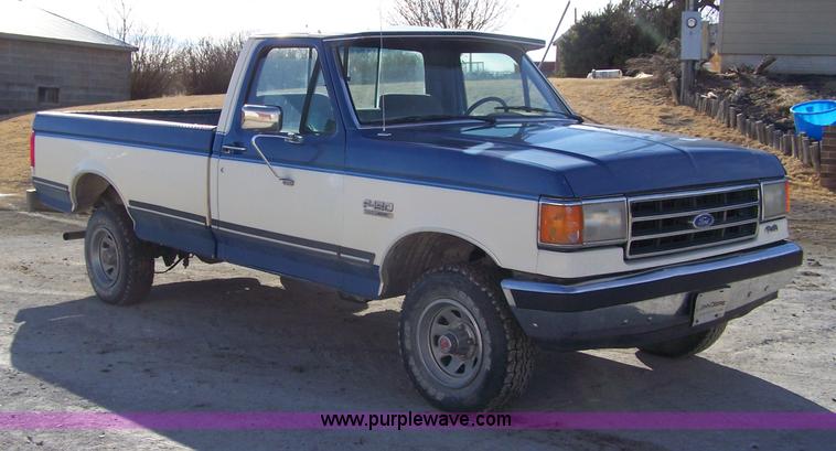 image for item 7316 1990 Ford F150 XLT Lariat pickup truck