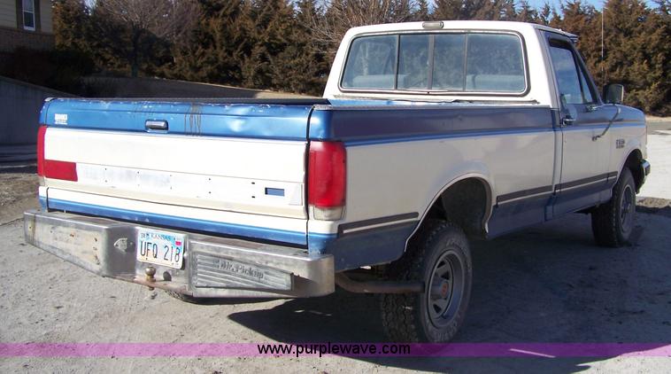 image for item 7316 1990 Ford F150 XLT Lariat pickup truck