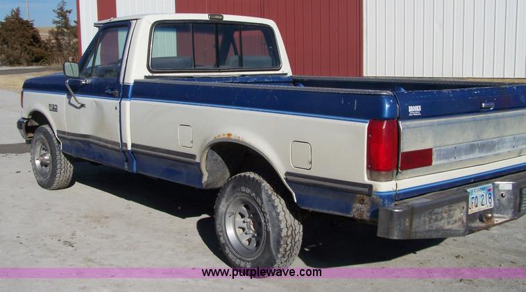 image for item 7316 1990 Ford F150 XLT Lariat pickup truck