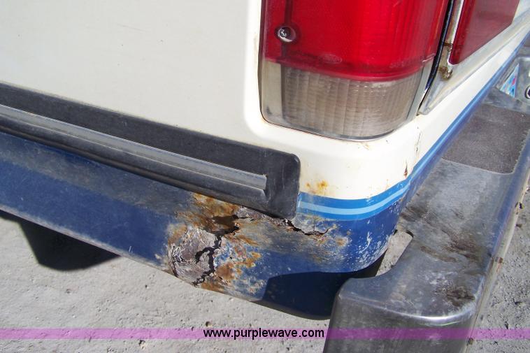 image for item 7316 1990 Ford F150 XLT Lariat pickup truck