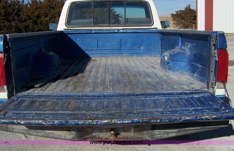 image for item 7316 1990 Ford F150 XLT Lariat pickup truck