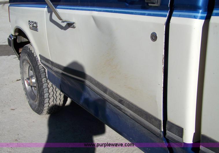 image for item 7316 1990 Ford F150 XLT Lariat pickup truck