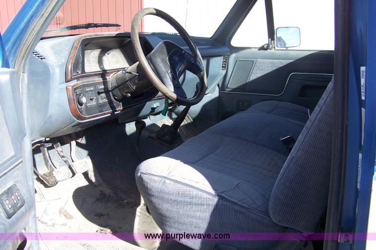 image for item 7316 1990 Ford F150 XLT Lariat pickup truck