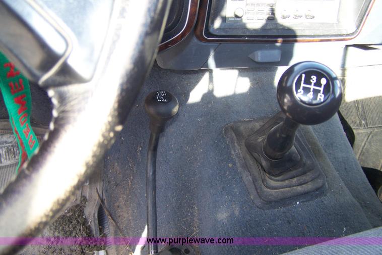 image for item 7316 1990 Ford F150 XLT Lariat pickup truck