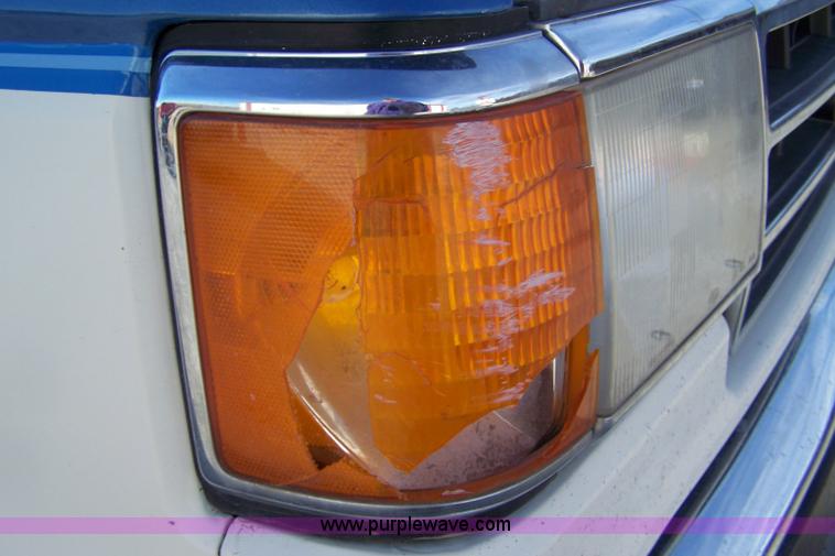 image for item 7316 1990 Ford F150 XLT Lariat pickup truck