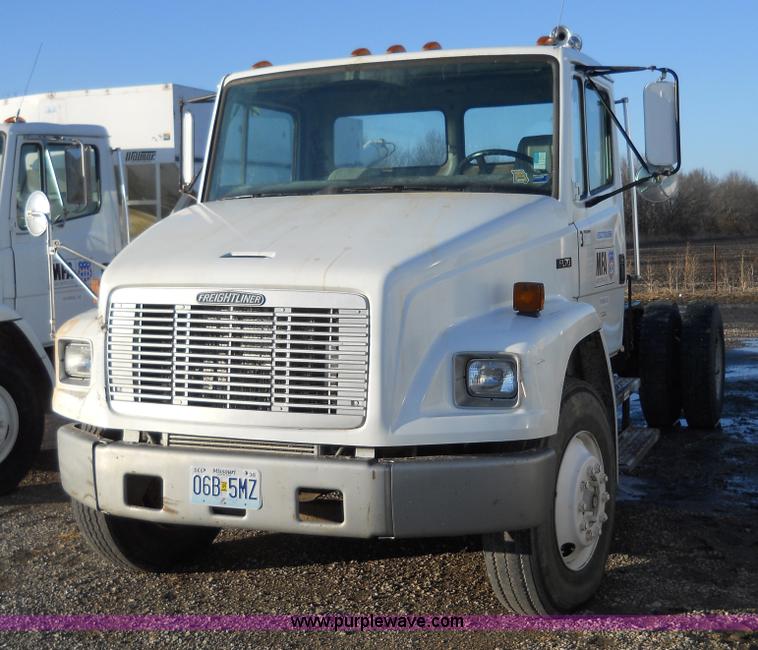 image for item 7815 1996 Freightliner FL70 semi truck