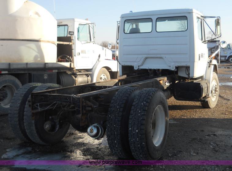 image for item 7815 1996 Freightliner FL70 semi truck