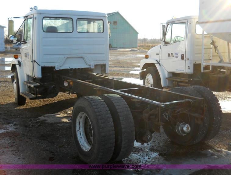 image for item 7815 1996 Freightliner FL70 semi truck