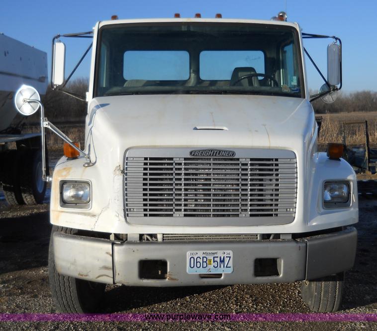 image for item 7815 1996 Freightliner FL70 semi truck