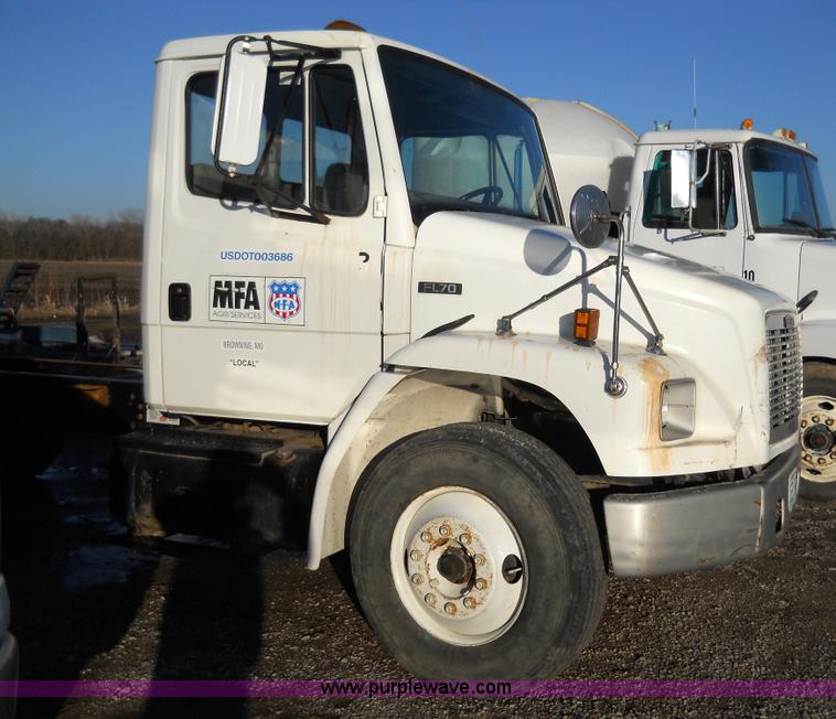 image for item 7815 1996 Freightliner FL70 semi truck