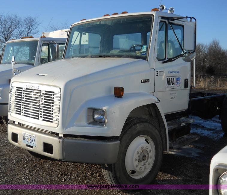 image for item 7815 1996 Freightliner FL70 semi truck