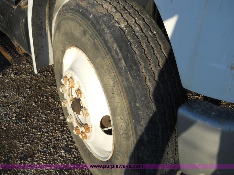 image for item 7815 1996 Freightliner FL70 semi truck