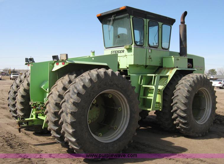 image for item 8039 1981 Steiger Bearcat KM-225 articulated tractor