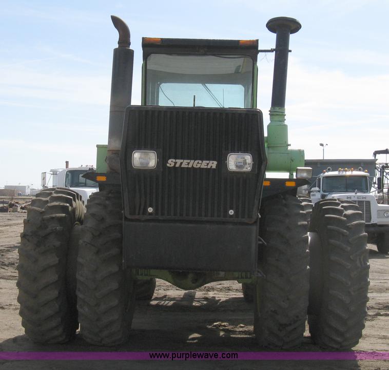 image for item 8039 1981 Steiger Bearcat KM-225 articulated tractor