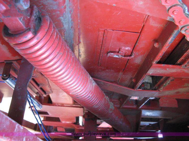 image for item 8040 1996 New Holland D2000 3x4 large square baler with accumulator