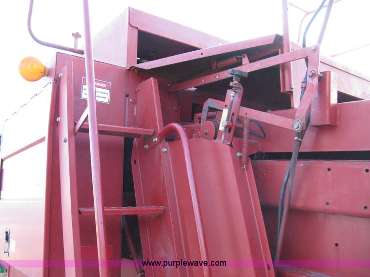 image for item 8040 1996 New Holland D2000 3x4 large square baler with accumulator