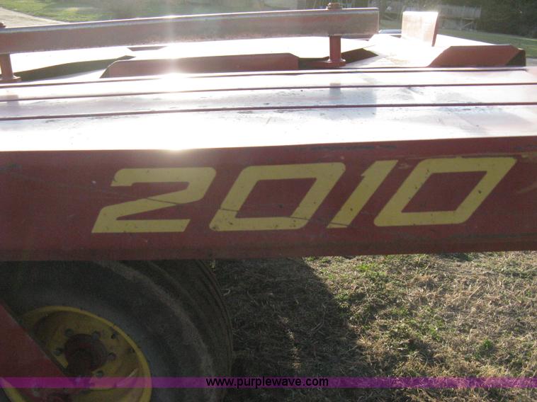 image for item 8040 1996 New Holland D2000 3x4 large square baler with accumulator