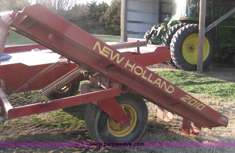 image for item 8040 1996 New Holland D2000 3x4 large square baler with accumulator